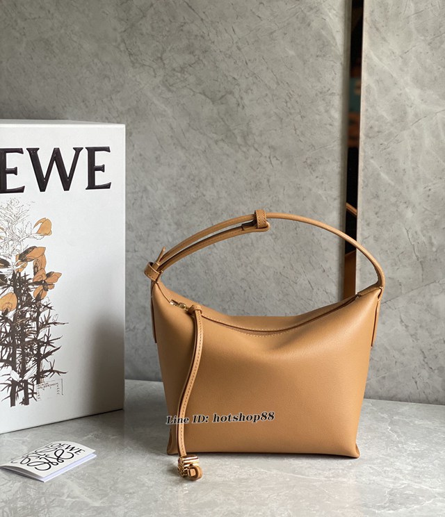 Loewe專櫃2022全新cubi全皮飯盒包 羅意威納帕牛皮便當包腋下包 型號10233 lyw1107